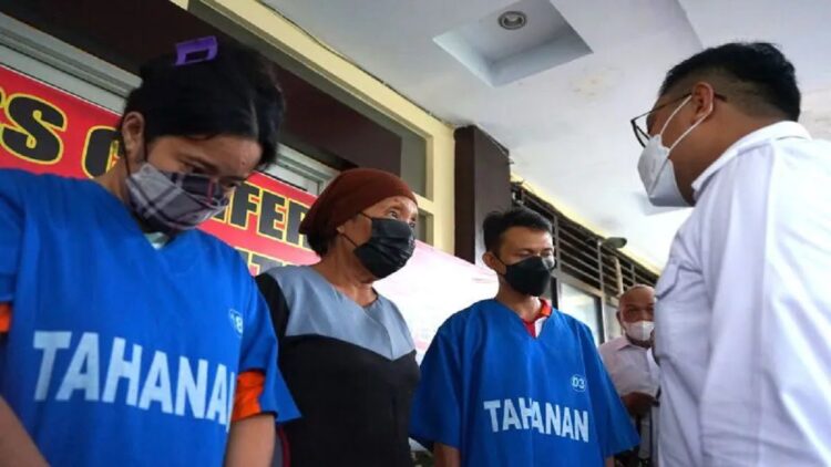 Kasat Reskrim Iptu Mohammad Nauval Seno (kanan) berbincang dengan tersangka kasus penganiayaan anak pada konferensi pers di Polres Gorontalo Kota, Kota Gorontalo, Gorontalo, Senin (23/5/2022). ANTARA/Adiwinata Solihin