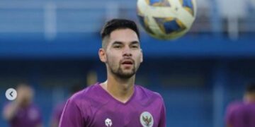 Ikut TC Timnas Indonesia di Bandung, Sandy Walsh Sempatkan Jajan Kue Ape 8 Sandy Walsh saat ikut TC Timnas. (Dok. PSSI)