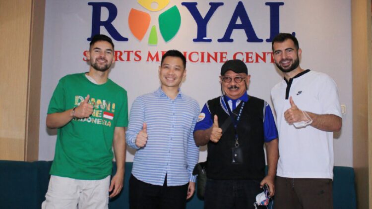 Progres Naturalisasi, Jordi dan Sandy Jalani Medical Check Up 1 Sandy Walsh dan Jordi
Amat tes kesehatan.