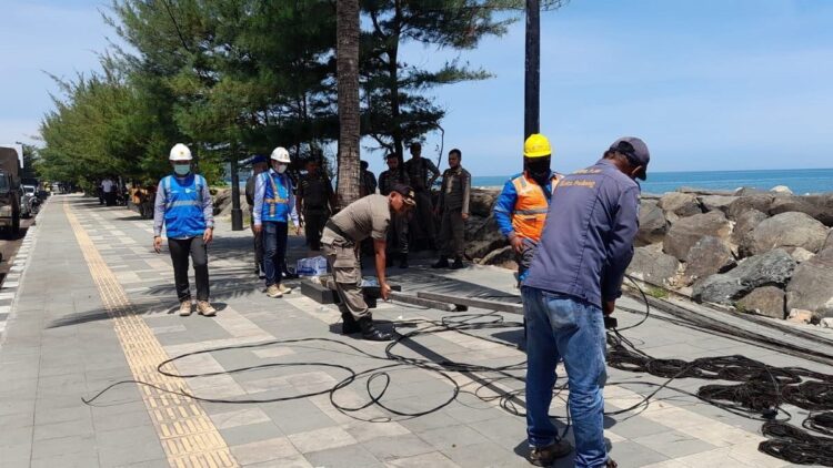 Satpol PP Padang tertibkan saklar listrik ilegal di Pantai Padang.