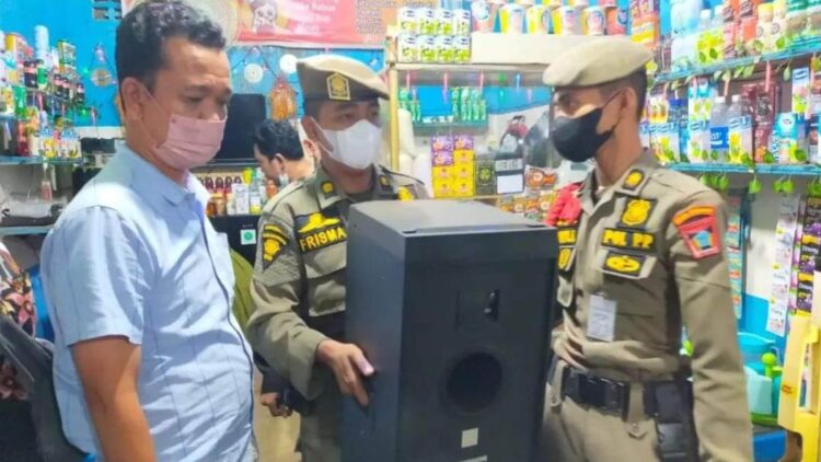 Langgar Ketertiban, Satpol PP Padang Sita Peralatan Musik Kafe di Atom Center 1 Satpol pp padang