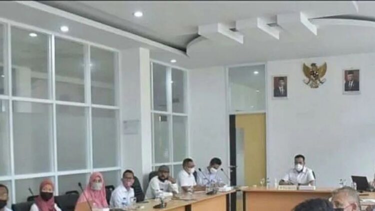 Wako Fadly Amran memberi arahan dalam rapat penanganan sampah di Kota Padang Panjang, Rabu (11/5). Menurutnya TPA bukan satu-satunya solusi selesaikan masalah sampah. (ANTARA/HO-Diskominfo)