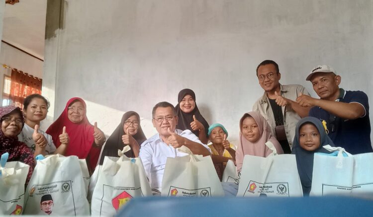 Ketua DPC Partai Gerindra Padangpariaman Happy Neldy bersama tim dan penerima paket sembako dari Andre Rosiade.
