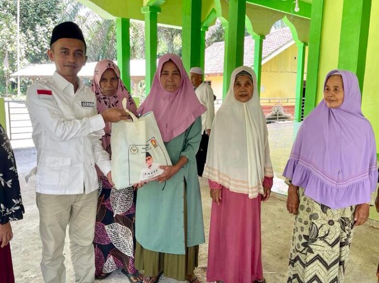 Ketua DPC Partai Gerindra Dharmasraya Rosandi Sanjaya membagi-bagian sembako dari Andre Rosiade di Dharmasraya.