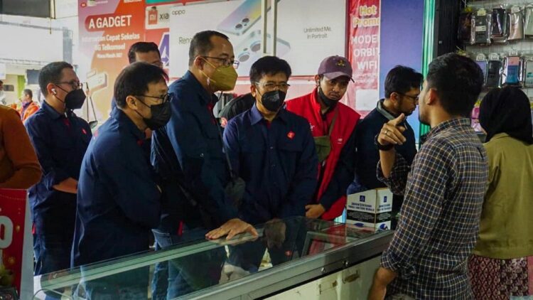 Transaksi MyTelkomsel Melonjak hingga 99% Selama Momen Lebaran 2022 1 Dirut Telkomsel Hendri Mulya Syam (tengah) didampingi Executive Vice President West Area Sales Gilang Prasetya (kiri) dan Vice President Sales Strategy Telkomsel Adhi Putranto (dua dari kiri) saat memastikan langsung kesiapan outlet dalam menghadirkan beragam produk Telkomsel untuk memenuhi kebutuhan komunikasi pelanggan saat momen mudik hingga arus balik Lebaran tahun ini.