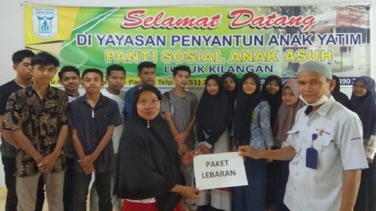 UPZ Semen Padang serahkan paket Lebaran.