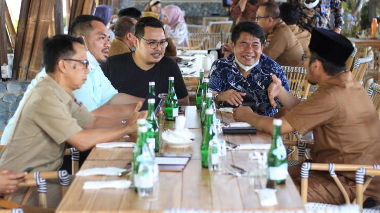 Wali Kota Hendri Septa makan di MBC. (Facebook Bhenz Maharadjo)