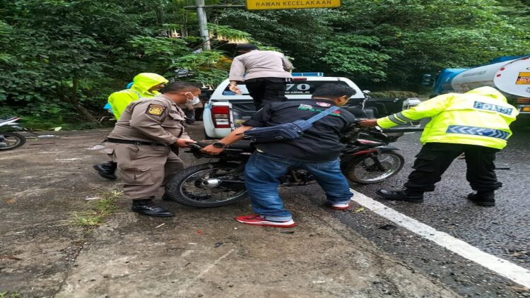 Motor Honda Revo diangkut ke atas mobil usai terlibat kecelakaan di Jalan Raya Padang-Solok. (IST)