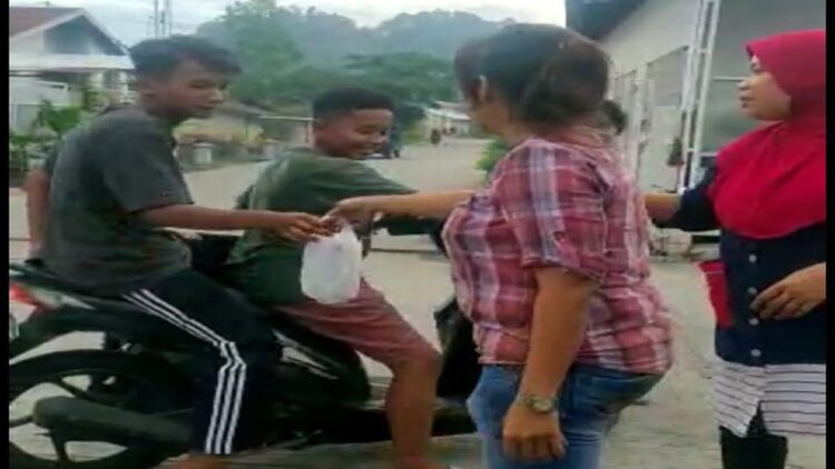 Wujud Syukur, Rumah Makan Rendang Rajo-rajo di Padang Berbagi Nasi Bungkus 1 Pihak Rumah Makan Rendang Rajo-rajo di Jalan Raya Jondul membagikan nasi bungkus untuk pengendara yang lewat. (IST)