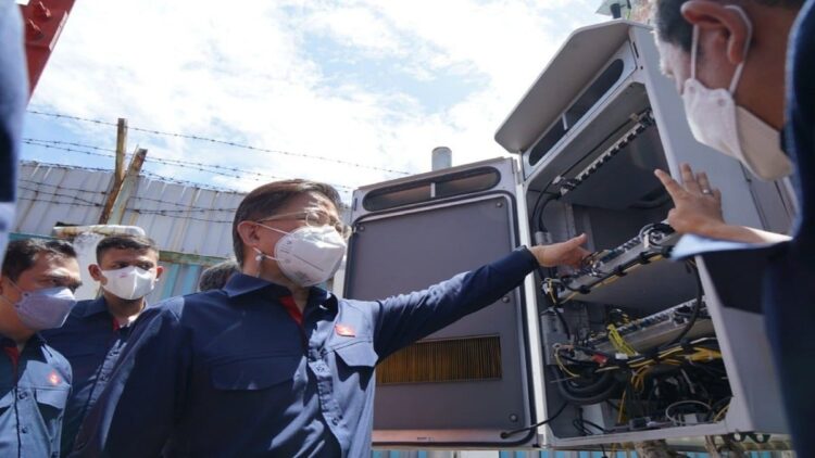 Direktur Utama Telkomsel Hendri Mulya Syam (tengah) didampingi Executive Vice President West Area Sales Telkomsel Gilang Prasetya (kiri) menyapa pelanggan serta memastikan kesiapan Telkomsel untuk #SambungkanSenyuman selama momen Ramadan dan Idul Fitri 1443 H yang mencatatkan pertumbuhan data Telkomsel hingga 21 persen. (IST)