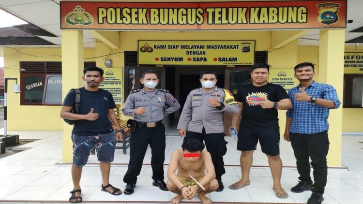 Polisi di Padang Ringkus Maling Bed Cover saat Pulang Kampung 1 Polsek Bungus Teluk Kabung meringkus pelaku pencurian bed cover. (IST)