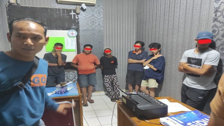 Polisi memeriksa terduga pengeroyokan anggota Brimob Polda Sumbar salah satunya mantan kiper Semen Padang. (IST)