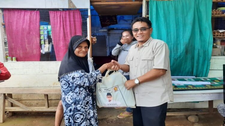 Andre Rosiade Bagikan Ribuan Paket Sembako di Tanahdatar 1 Sekretaris DPC Gerindra Tanahdatar Surva Hutri menyerahkan paket sembako dari Andre Rosiade kepada warga jelang Lebaran Idul Fitri 143 H. (IST)