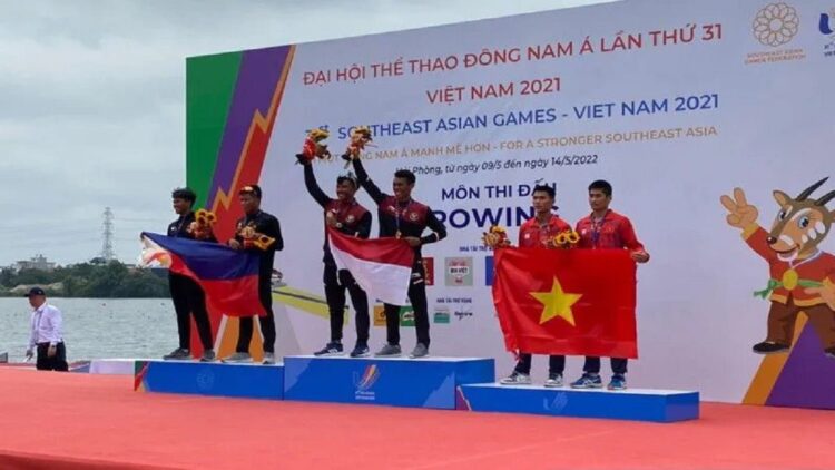 Atlet rowing Indonesia Kakan Rusmana dan Arsi Isedi (tengah) melakukan selebrasi setelah meraih medali emas pada nomor lightweight man’s double scull SEA Games 2021 di Hai Phong, Vietnam, Rabu (11/5/2022). (ANTARA/Shofi Ayudiana) (ANTARA/Shofi Ayudiana)