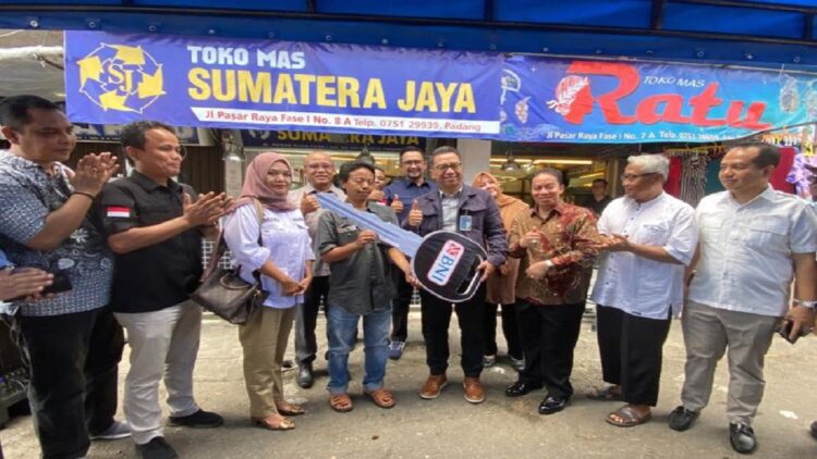 Berkat Andre Rosiade, Pedagang Pasar Raya Padang Dapat Ambulans 1 Pedagang Pasar Raya Padang menerima kunci ambulans secara simbolis dari BUMN. Bantuan ini diprakarsai oleh anggota DPR RI Andre Rosiade. (IST)