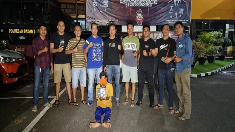 Mencuri HP, Polisi Bekuk Sopir Angkot di Padang 1 Polisi meringkus sopir angkot karena mencuri HP di Padang. (IST)