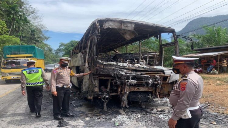 Alhamdulillah! Seluruh Penumpang Selamat dari Kebakaran Bus ALS di Sijunjung 1 Polisi melakukan olah TKP kebakaran bus ALS di Sijunjung. (IST)