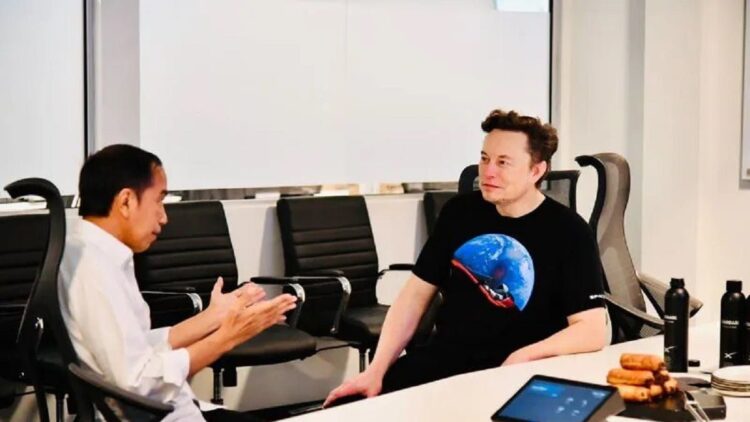 Presiden Joko Widodo (Jokowi) berdiskusi dengan pendiri Space X, Elon Musk, sekaligus meninjau pabrik yang memproduksi roket tersebut di Boca Chica, Amerika Serikat, Sabtu (14/5) waktu setempat. (ANTARA/HO-Biro Pers Sekretariat Presiden/Laily Rachev)