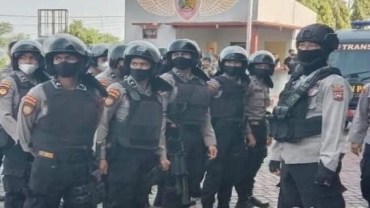 Petugas kepolisian berjaga di Rutan Padang pada Minggu (15/5/2022) siang usai keributan Sabtu (14/5/2022). (IST)