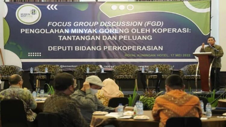 Deputi Bidang Perkoperasian Kementerian Koperasi dan UKM Ahmad Zabadi saat memberikan sambutan dalam sebuah acara dengan tema "Pengolahan Minyak Goreng Oleh Koperasi: Tantangan dan Peluang" di Jakarta, Selasa (17/5/2022). ANTARA/HO-KemenkopUKM