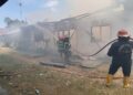 Tiga Rumah Terbakar di Padang, Damkar Terjunkan Tujuh Mobil Padamkan Api