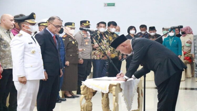 Gubernur Sumatera Barat, Mahyeldi melantik dan mengambil sumpah jabatan, Martinus Dahlan sebagai Penjabat (Pj) Bupati Kabupaten Kepulauan Mentawai. (IST)