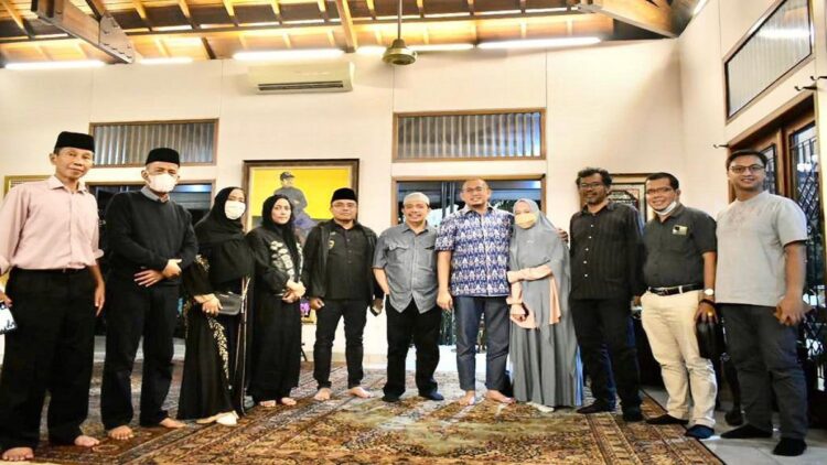Anggota DPR RI asal Sumbar Andre Rosiade bersama istri saat melayat ke rumah duka almarhum Fahmi Idris di Jakarta, Minggu (25/5/2022). (IST)