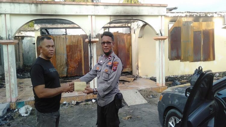 Leting 1999-2000 NnZz & SpDt Polresta Padang Badoncek Bantu Leting yang Rumahnya Terbakar 1 Ketua Leting 1999-2000 NnZz & SpDt Polresta Padang Aipda Erianto Tj menyerahkan bantuan kepada Aiptu Reza yang rumahnya terbakar. (IST)