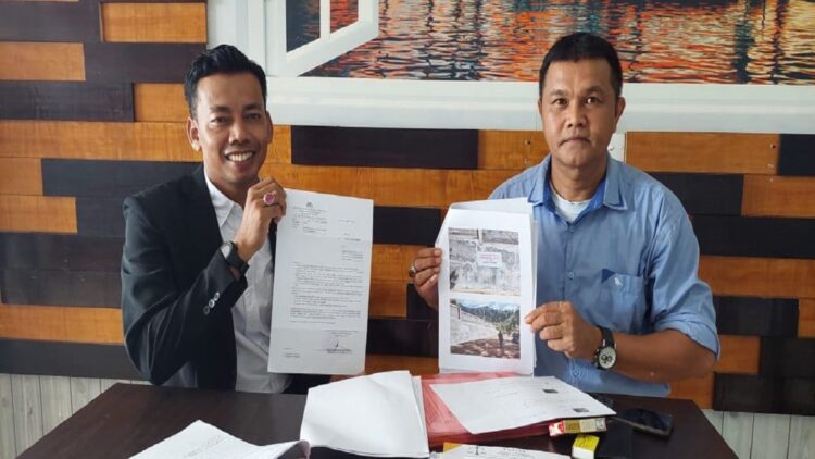 Penasihat Hukum Tanti Indra, Syafri dan Jefrinaldi memperlihatkan SP2HP dari penyidik Polresta Padang.  (IST)