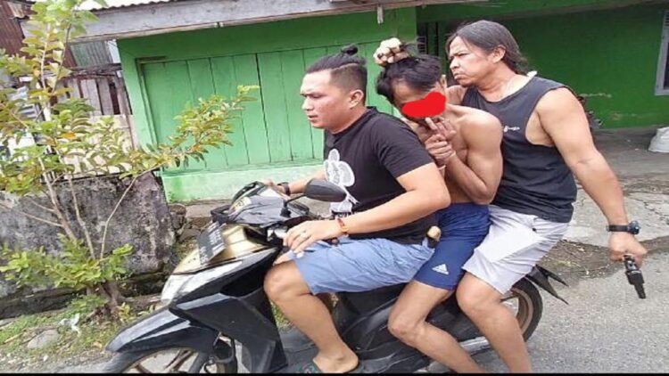 Tim Klewang Satreskrim Polresta Padang menangkap penjambret HP yang aksinya sempat viral di Padang. (IST)