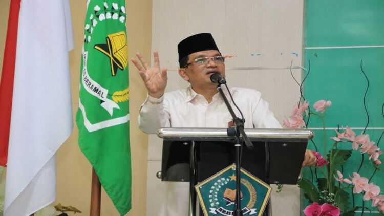 Kakanwil Kemenag Sumbar Helmi menyampaikan pemaparan saat rapat  rapat awal bagi Pendukung Petugas Penyelenggara Ibadah Haji (P3IH) di Aula Amal Bhakti I, Kamis (26/5/2022). (Humas Kemenag Sumbar)