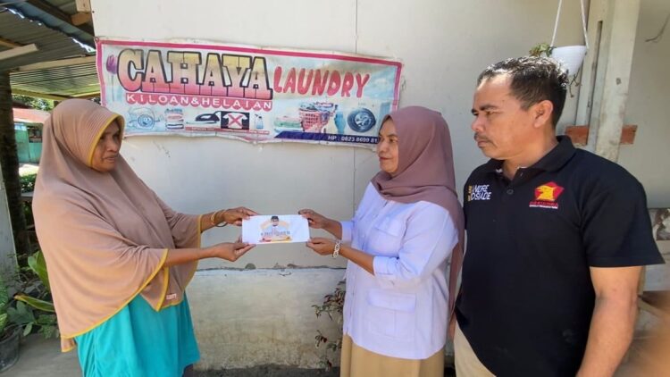 Andre Rosiade Perkuat Modal UMKM Laundry di Pilakuik Kuranji, Padang 1 Pengurus Gerindra Sumbar menyerahkan bantuan modal usaha untuk pemilik laundry di Pailakuik, Kuranji, Kota Padang. (IST)