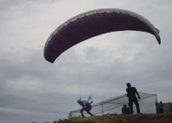 Penerbang Paralayang Asal Pekanbaru Hilang Kontak usai Terbang dari Puncak Lawang Agam