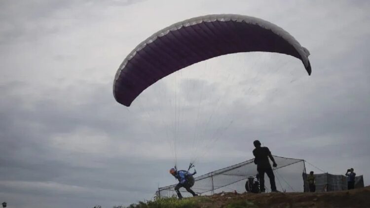 Penerbang Paralayang Asal Pekanbaru Hilang Kontak usai Terbang dari Puncak Lawang Agam 1 Ilustrasi. ANTARA FOTO/Teguh Prihatna/rwa.