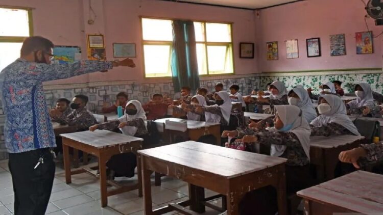 Guru mengajar sejumlah siswa saat kegiatan belajar mengajar tatap muka di SD Negeri Bhayangkari Kota Serang, Banten, Kamis (12/5/2022). (ANTARA FOTO/ASEP FATHULRAHMAN)