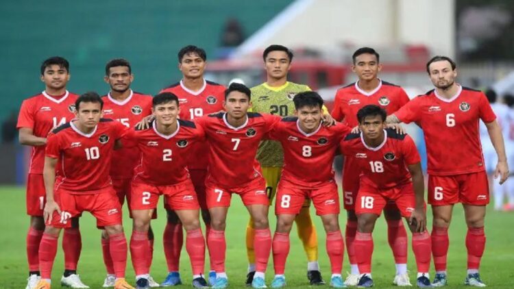 Timnas Indonesia berfoto bersama saat akan bertanding melawan Timnas Myanmar dalam laga lanjutan Grup A Sepak Bola SEA Games 2021 Vietnam di Stadion Viet Tri, Phu Tho, Vietnam, Minggu (15/5/2022). ANTARA FOTO/Zabur Karuru/YU