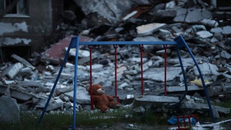 Rusia Hancurkan Donbas, Zelensky: Mereka Bermaksud Membunuh sebanyak Mungkin Warga Ukraina 1 Boneka teddy bear berada di ayunan di sebelah bangunan yang hancur di distrik Saltivka, ditengah serangan Rusia ke Ukraina, di Kharkiv, Ukraina, Selasa (17/5/2022). ANTARA FOTO/REUTERS/Ricardo Moraes/RWA/djo (REUTERS/RICARDO MORAES)