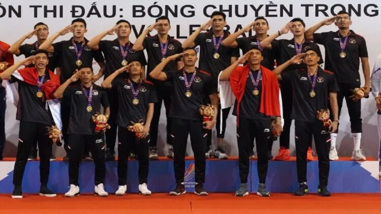 Sejumlah pebola voli putra Tim Nasional Indonesia memberi hormat kepada bendera Merah Putih saat Upacara Penghormatan Pemenang nomor bola voli putra SEA Games Vietnam 2021 di Hoa Binh Gymnastic and Sport Center, Vietnam, Minggu (22/5/2022). ANTARA FOTO/Arsakha/app/wsj.