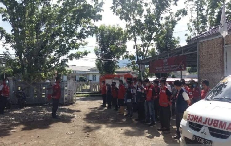 Relawan PMI Pasaman Barat memperoleh arahan sebelum turun ke lokasi mencari korban yang tenggelam di objek wisata.