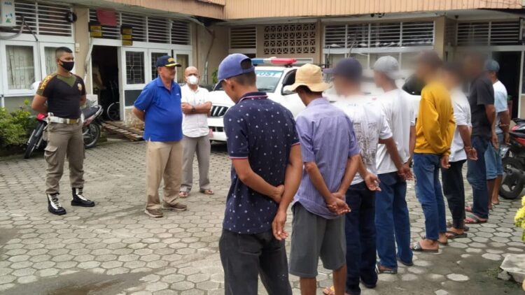 Delapan pelaku pungli berkedok parkir diamankan petugas Satpol PP Padang.