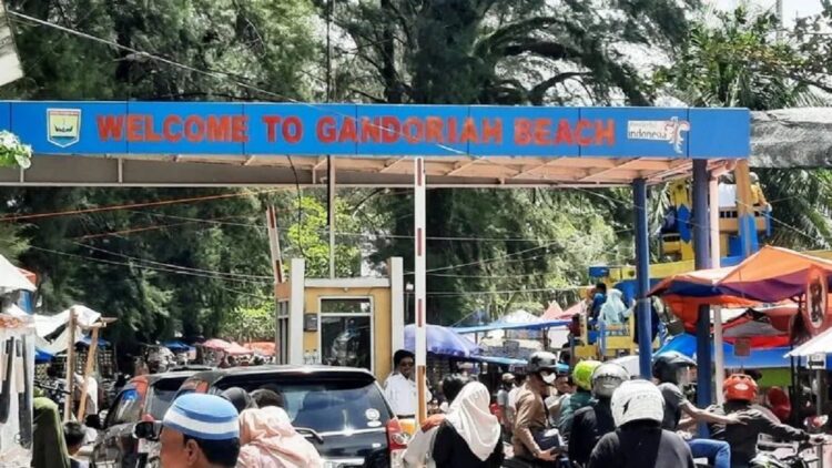 Ilustrasi sejumlah kendaraan memasuki kawasan objek wisata Pantai Gandoriah, Kota Pariaman, Sumbar pada H+1 lebaran. (ANTARA/Aadiaat M. S.)