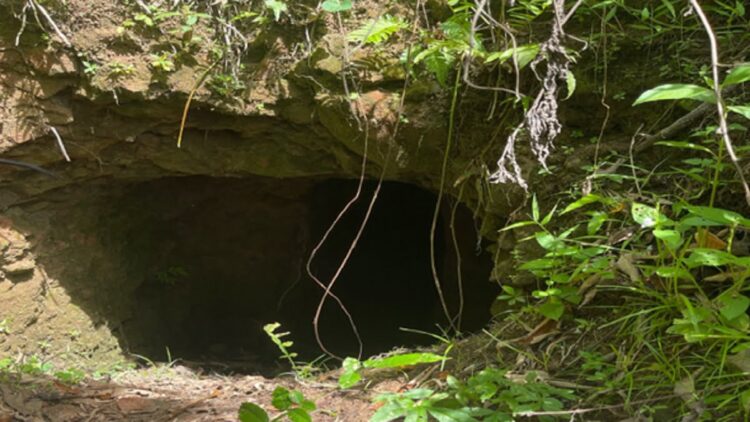 Goa lubang Japang di Gunung Pangilun, Kota Padang.