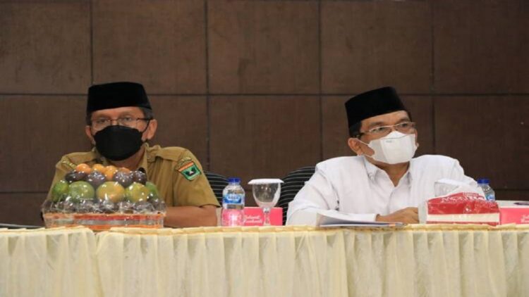 Kanwil Kemenag Sumbar Helmi saat rapat koordinasi dan persiapan haji, Senin (30/5/2022) di Aula Asrama Haji Tabing. (Humas Kemenag Sumbar)