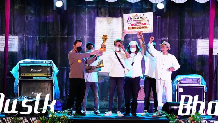 Tutup Festival Musik Jalanan, Kapolri Komitmen Bangun Ruang Demokrasi yang Positif 1 Kapolri menyerahkan hadiah untuk juara 1 Festival Musik Jalanan yang digelar oleh Mabes Polri.