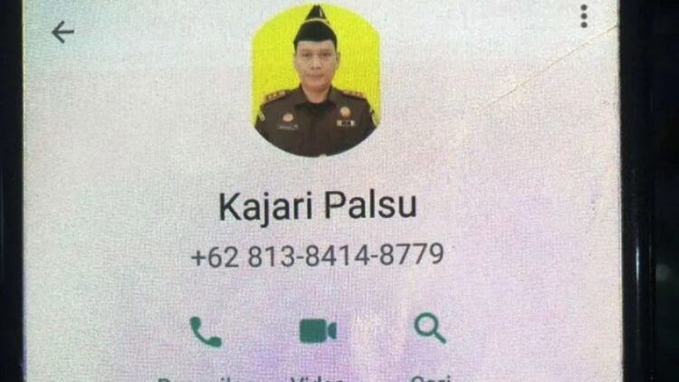 Nama Pejabat Kejari Pasbar Dicatut Penipu, Minta Uang Rp20 Juta ke Kadis Perikanan 1 Oknum yang mengaku Kepala Kejaksaan Negeri Pasaman Barat Ginanjar Cahya Permana memakai foto profil dan nomor baru untuk meminta uang kepada sejumlah kepala dinas di daerah itu. (Antara/Altas Maulana)