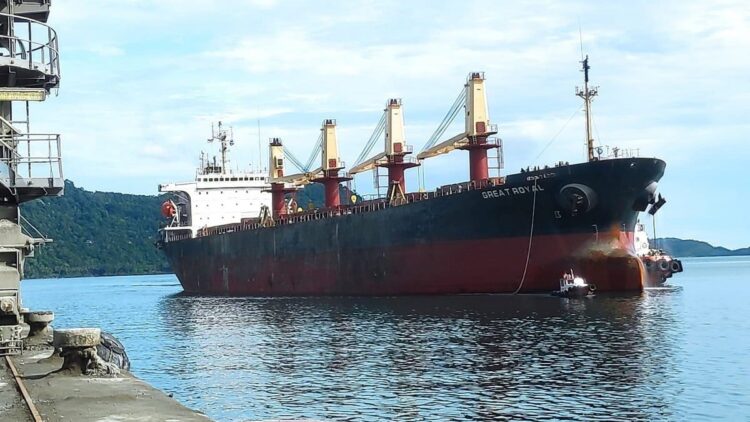 Selama April 2022, PT Semen Padang Sudah Ekspor 42.833 MT 1 Kapal Great Royal sandar di Teluk Bayur Padang. Kapal ini bersiap mengangkut semen PT Semen Padang ke negara Bangladesh.