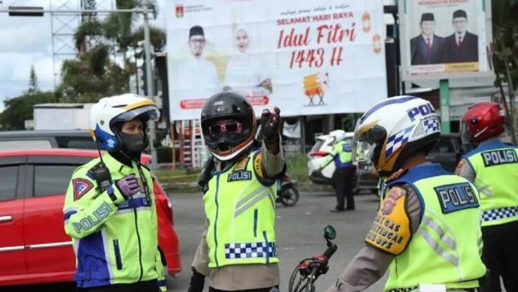 Kapolres dan Wakapolres Bukittinggi serta jajaran ikut terjun langsung ke lapangan atur lalu lintas macet di Bukittinggi. (ANTARA/Alfatah)