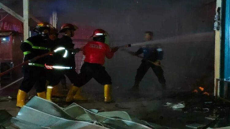 Kebakaran Hanguskan Kedai Aksesoris di Padang, Sekeluarga Tewas Terjebak Api 1 Petugas Pemadam Kebakaran Kota Padang, Sumatera Barat (Sumbar) mengevakuasi korba dari peristiwa kebakaran di Jalan Gajah Mada, Gunung Pangilun, Padang, pada Minggu (1/5) pagi. (ANTARA/HO-DamkarPadang)