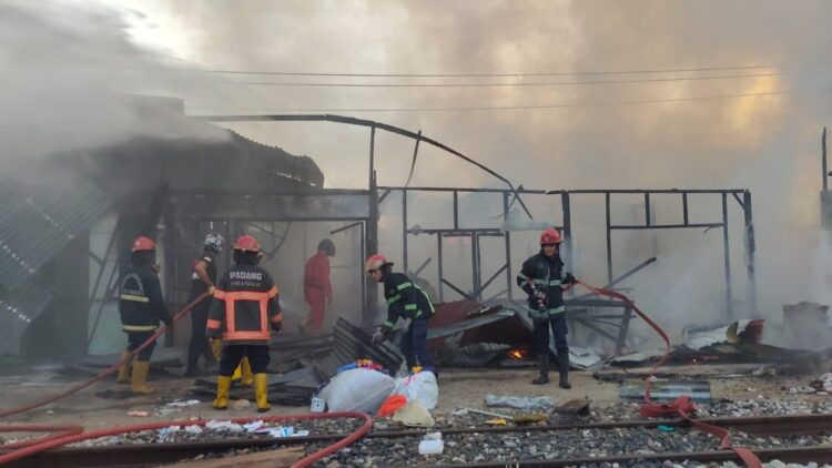 Lima Bangunan di Padang Terbakar, 12 Jiwa Diungsikan 1 Kebakaran di Lubuk Buaya menghanguskan lima bangunan.