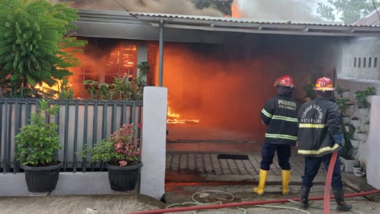Kebakaran salah satu rumah di Padang.